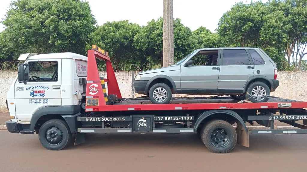 Serviço de guincho com carro Fiat Uno na plataforma hidráulica